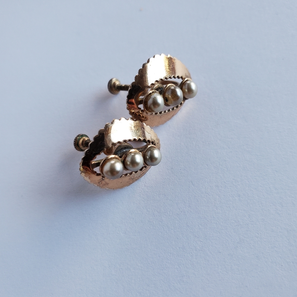 Vintage gold & pearl screw on earrings